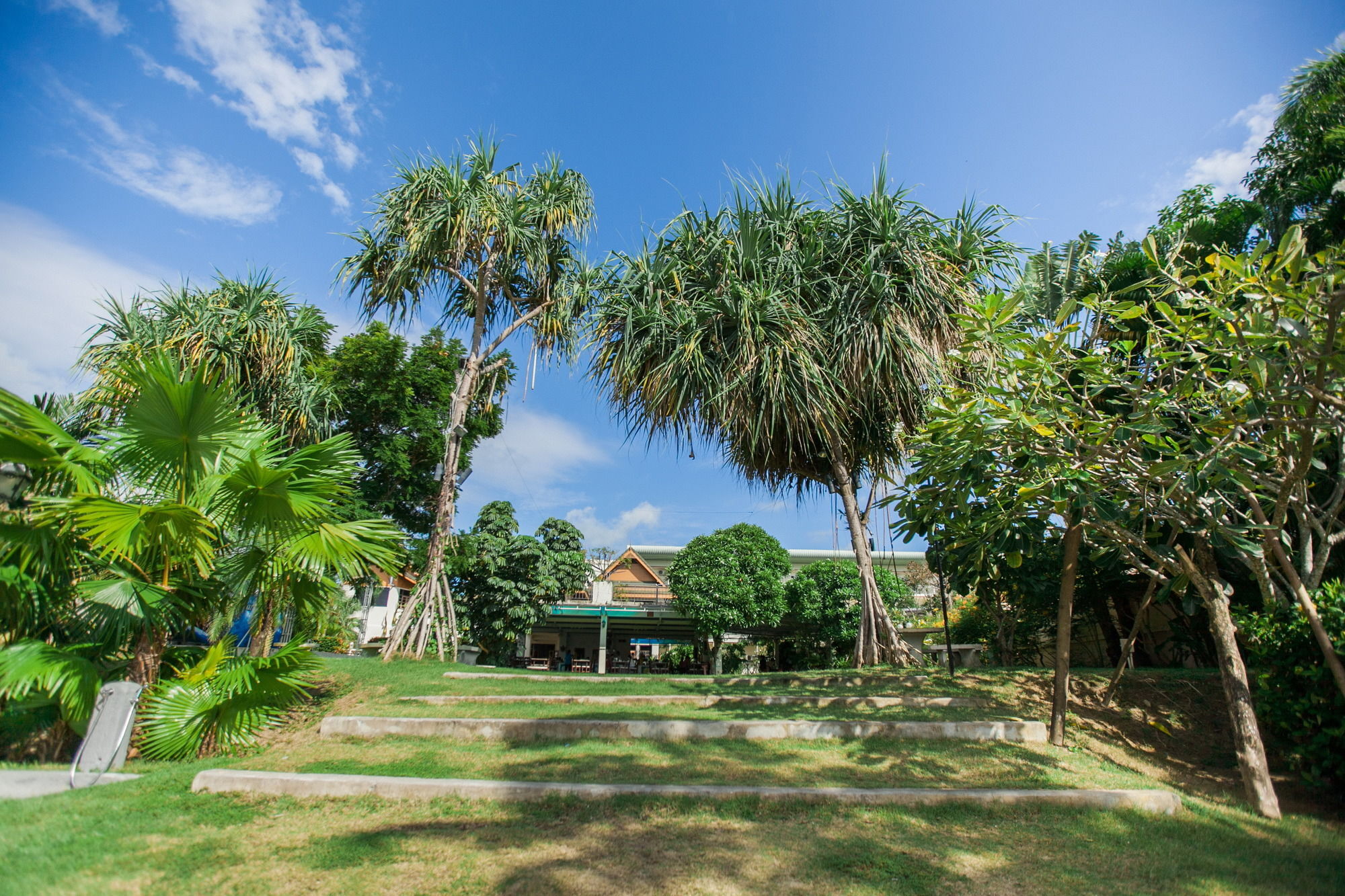 Chalong Beach Hotel Phuket Rawai Extérieur photo