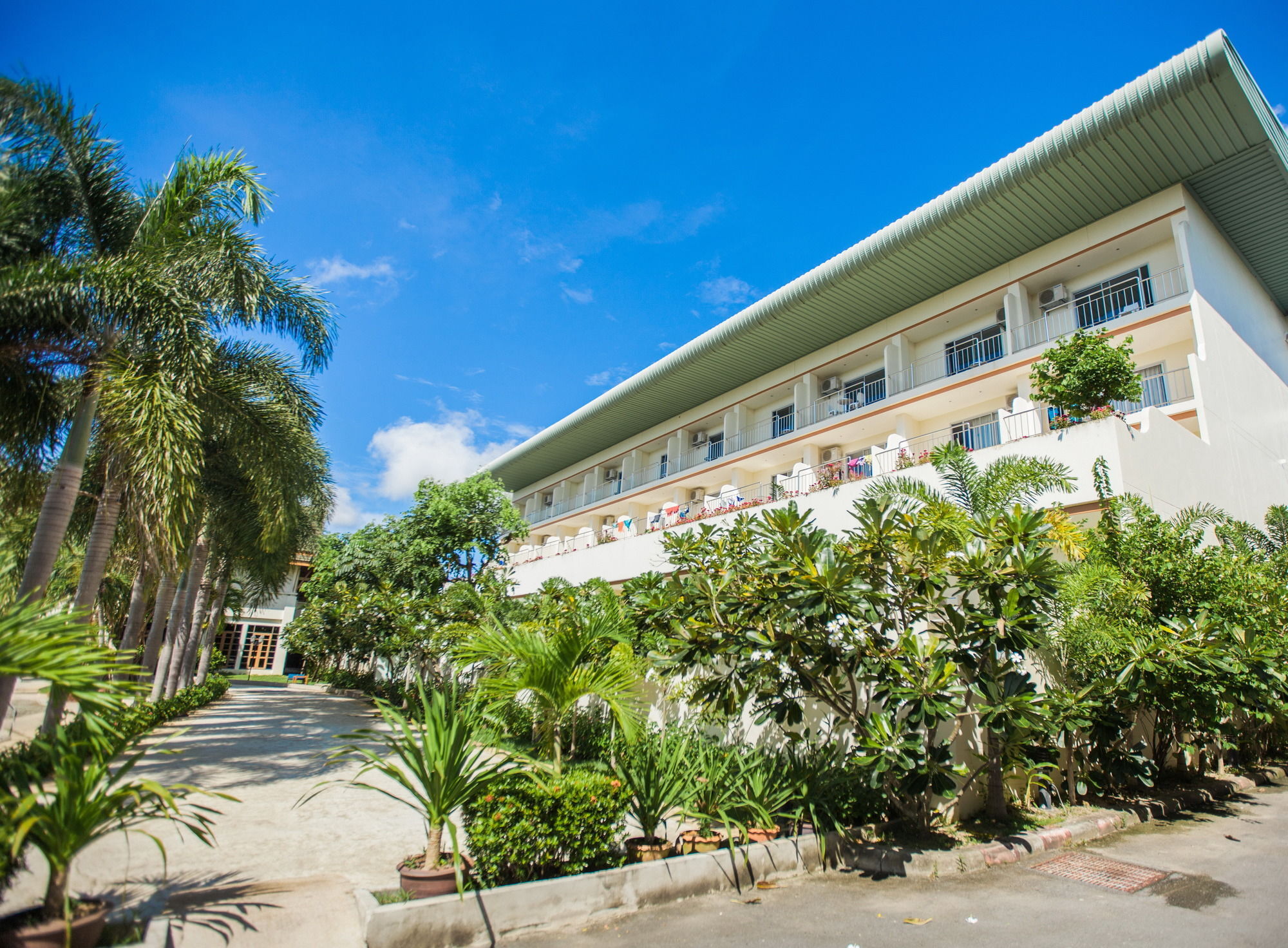 Chalong Beach Hotel Phuket Rawai Extérieur photo